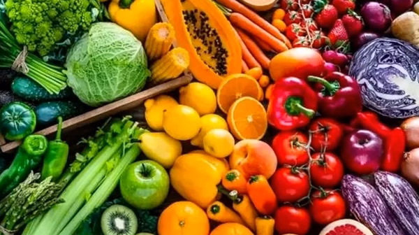 Pesticides, additifs et microplastiques : que redouter réellement dans notre alimentation en 2026 ?