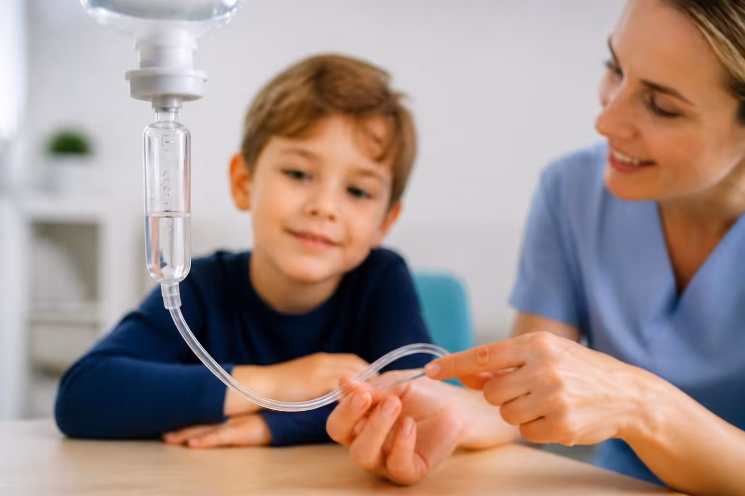 découvrez la tubulure, ce petit tuyau médical, expliqué simplement aux enfants pour mieux comprendre son rôle dans les soins.